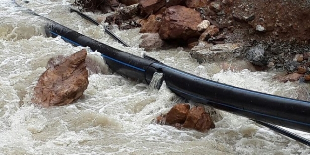 Heyelan Su Borularına Zarar Verdi