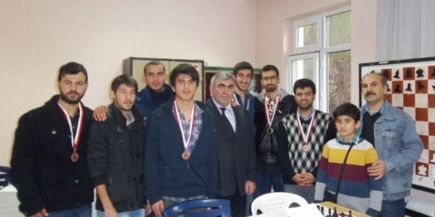 Gaün’de “öğretmenler Günü Ödüllü Satranç Turnuvası” Düzenlendi