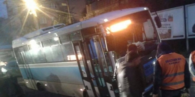 Belediyenin Açtığı Çukura Belediye Otobüsü Düştü