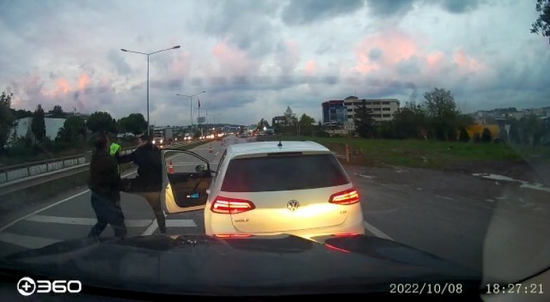 Bursa'da yol verme tartışması kavgaya dönüştü! Biber gazıyla müdahale gecikmedi