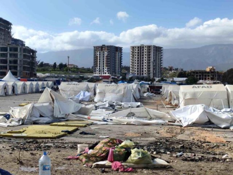 Hatay'da fırtına çadırları yıktı, vatandaşlar zor anlar yaşadı