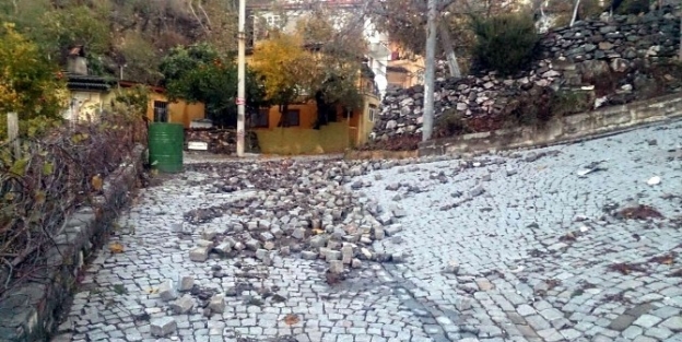 Hasarlı Bölgelere Müdahale Devam Ediyor