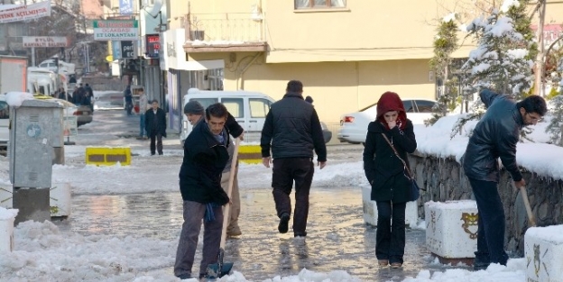 Hakkari’de Kaldırım Temizleme Çalişmasi