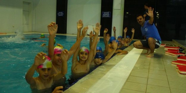 Kimsesiz çocuklara yüzme dersi!