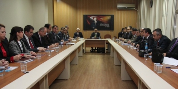 Vali Su Kurum Müdürlerine Diyalog Çağrisi Yaptı