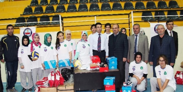 Voleybol Kursuna Katılanlara Malzeme Yardımı