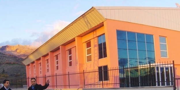 Gerger’de Yeni Yapılan Kapalı Spor Salonu Hizmete Açıldı