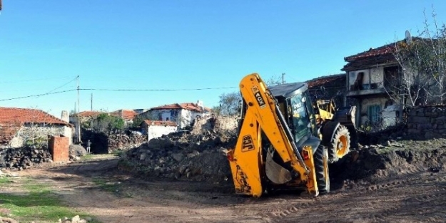 Ayvalık’ta Kırsal Mahallelerin Yolları Yapılıyor
