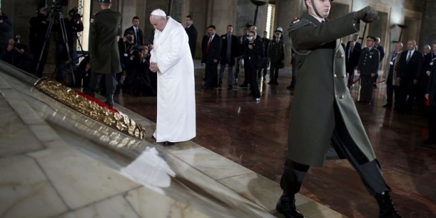 Papa Francisco'nun Türkiye'de ilk durağı Anıtkabir