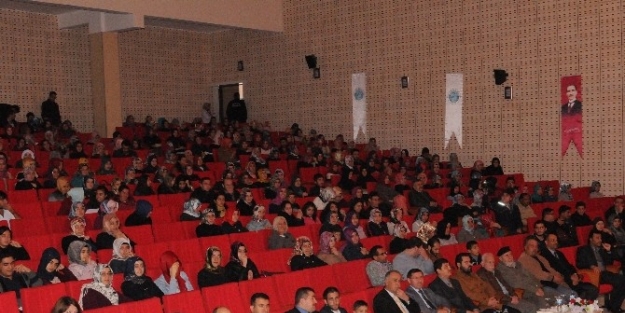 Suriyeli Öğrencilerden Tiyatro Gösterisi