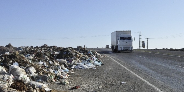 Siverek Şehir Çöplüğü Karayoluna Kadar Taştı
