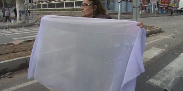 Beyaz örtüsüyle protestocuların önüne çıktı