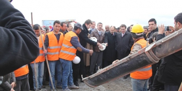 Güvenç, 172 Km’lik Dayanıklı Beton Yolların Temelini Attı