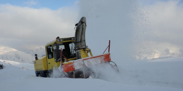 Hakkari'de kar 1 metreye ulaştı