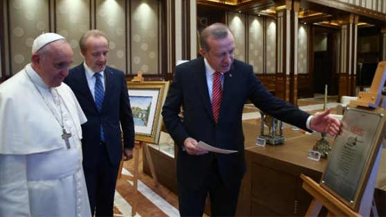 Cumhurbaşkanı'ndan Papa'ya Osmanlı hediyesi