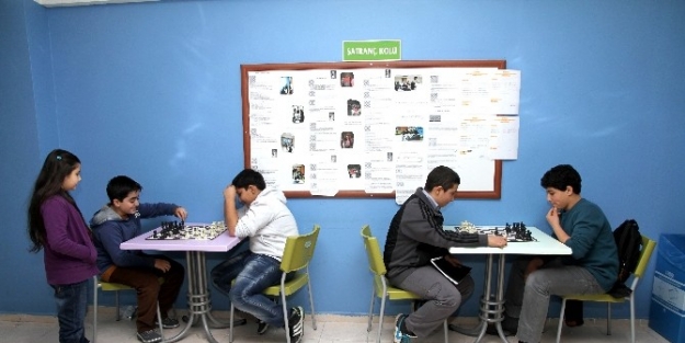 Karşıyaka’da Çocuklara Satranç Kursu