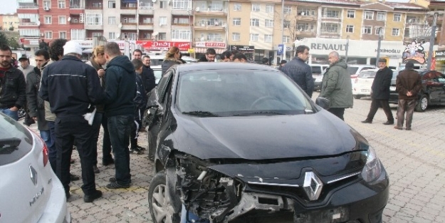 Kadın Sürücü Otoparktan Çikarken 5 Otomobile Çarpti