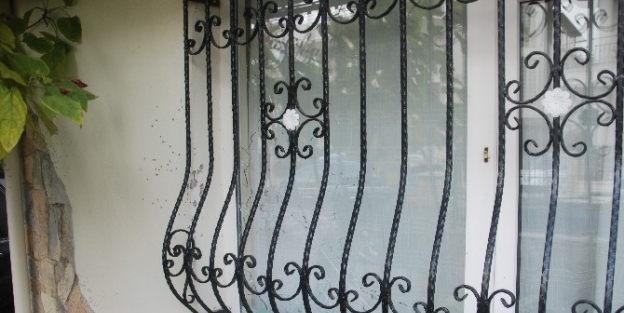 Edremit Belediye Başkanı Kamil Saka’nın Evine Silahlı Saldırı