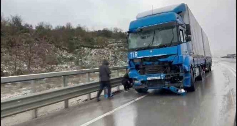 Bursa'da kaza! Freni boşalan TIR 3 arac çarptı