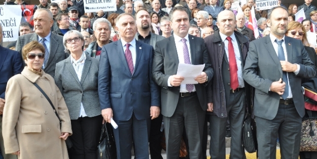 Avukatlardan cezaevine giren profesöre destek