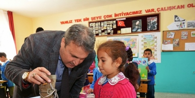 Öğrencilere Ayakkabı Yaşlılara Baston