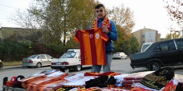Galatasaray Maçı Öncesi Atkı Ve Bere Satışları Patladı
