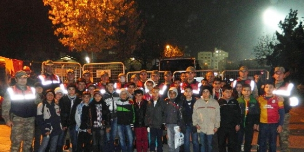 (özel Haber) Jandarma, Köylerdeki Başarılı Öğrencileri Galatasaray Maçına Götürdü