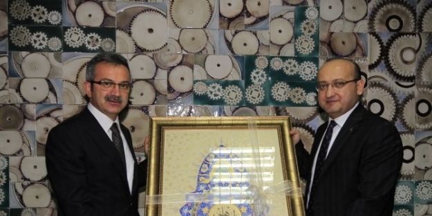 Köşker, Yalçın Akdoğan’a Tablo Hediye Etti