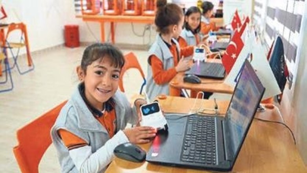 Türksat Uydularıyla 2 Bin 227 Köy Okulu Dijital Dünyaya Açıldı