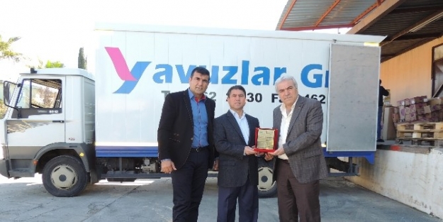 Aksu’da Güreşe Destek Verenlere Plaket