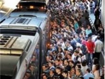 Metrobüs yolunu kapattılar