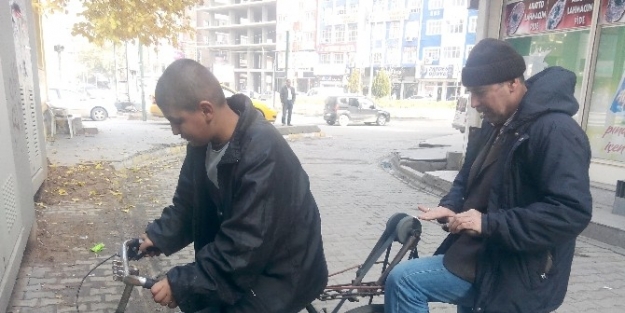 Bisiklete Kurduğu Bir Mekanizmayla Sokak Sokak Gezerek Bıçak Biliyor