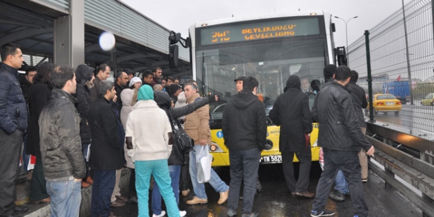 Metrobüs isyan ettirdi!