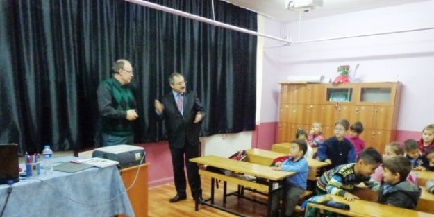 Okula Akıllı Tahta Kazandıran Eğitimciye Teşekkür