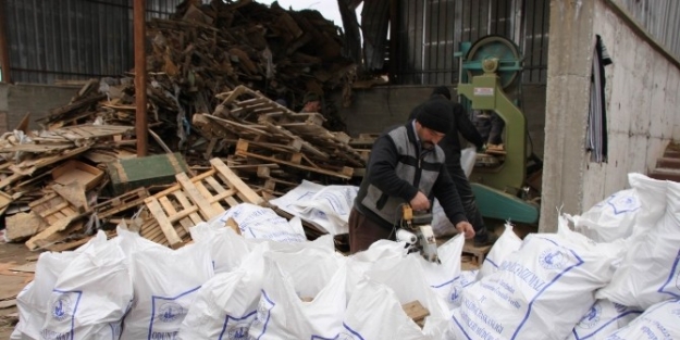 Sivas Belediyesi’nden İhtiyaç Sahiplerine Odun Yardımı