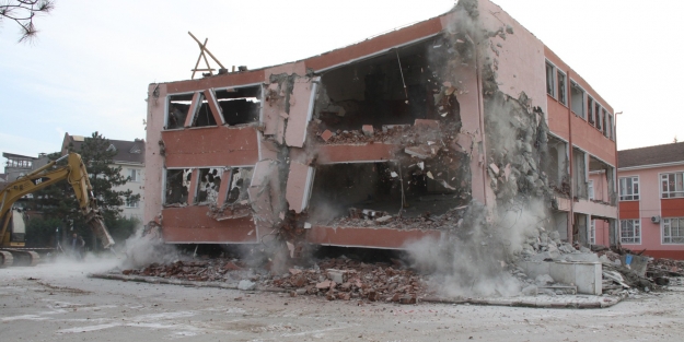 Bursa'da depreme dayanıksız okul yıkıldı!