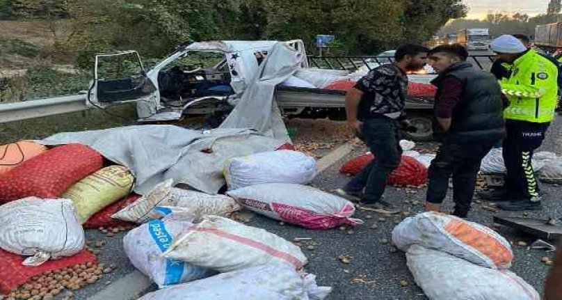 Bursa'da TIR ile ceviz yüklü kamyonet çarpıştı