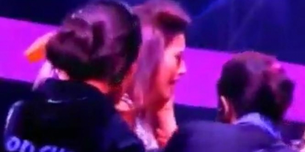 Mini etek giyen sunucu tokat yedi