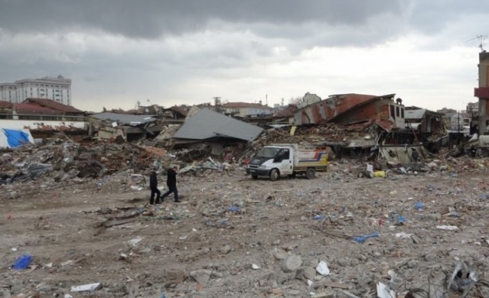 Enkaza dönenen tarihi çarşının esnafı 'anılarını' arıyor