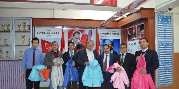 Salihli Tso, Öğrencilere Mont Dağıttı