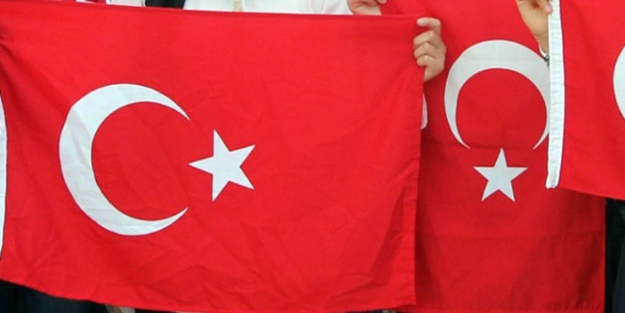 Bayrak indiren zanlı 3 farklı suçtan yargılanacak