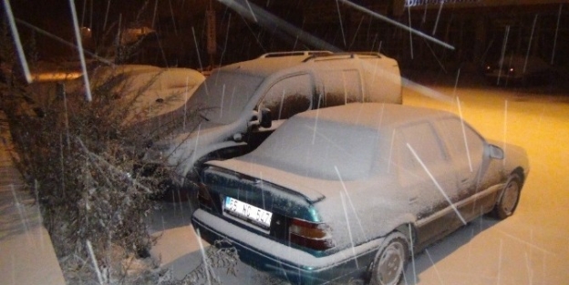 Tatvan’da Kar Yağışı Etkili Oluyor