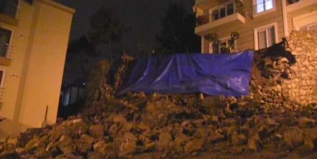 Kocaeli’de Onarılmayı Bekleyen İstinat Duvarı Çöktü