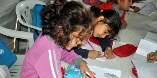 Suriyeli Çocuklar İç Dünyalarını Resimlere Yasıtıyor