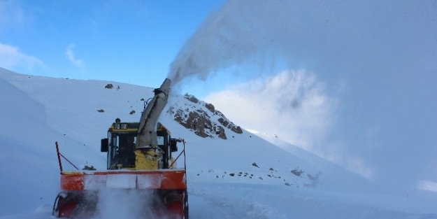 Hakkari’de Köy Yolları Ulaşıma Açıldı