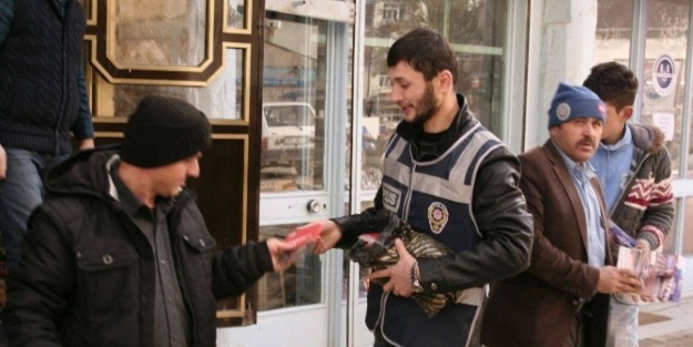 Polisten Vatandaşlara Dolandırıcılarla İlgili Broşürlü Uyarı