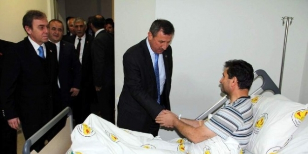 Vali, Öğrenciler Tarafından Dövülen Öğretmeni Ziyaret Etti