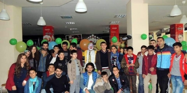 Gençler Zihinsel Engelli Çocuklari Eğlendirdi