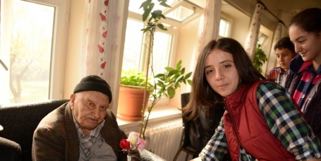 Bilgi Merkezi Öğrencilerinden Huzurevine Ziyaret