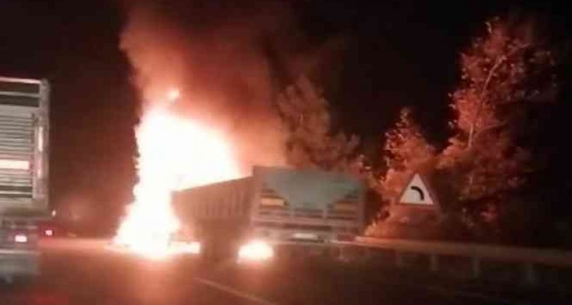 Bursa'da seyir halindeki TIR alevlere teslim oldu